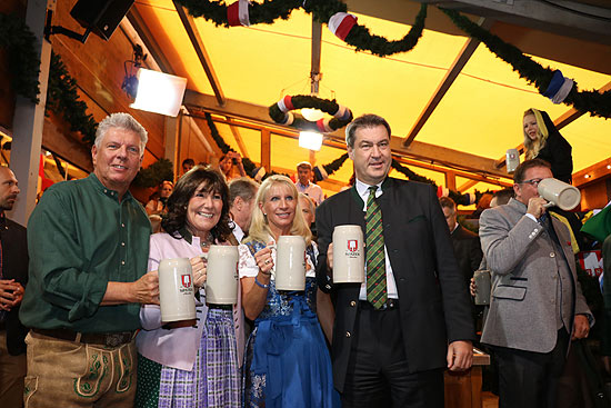 die erste Maß für den Ministerpräsidenten Markus Söder (©Foto:Martin Schmitz)